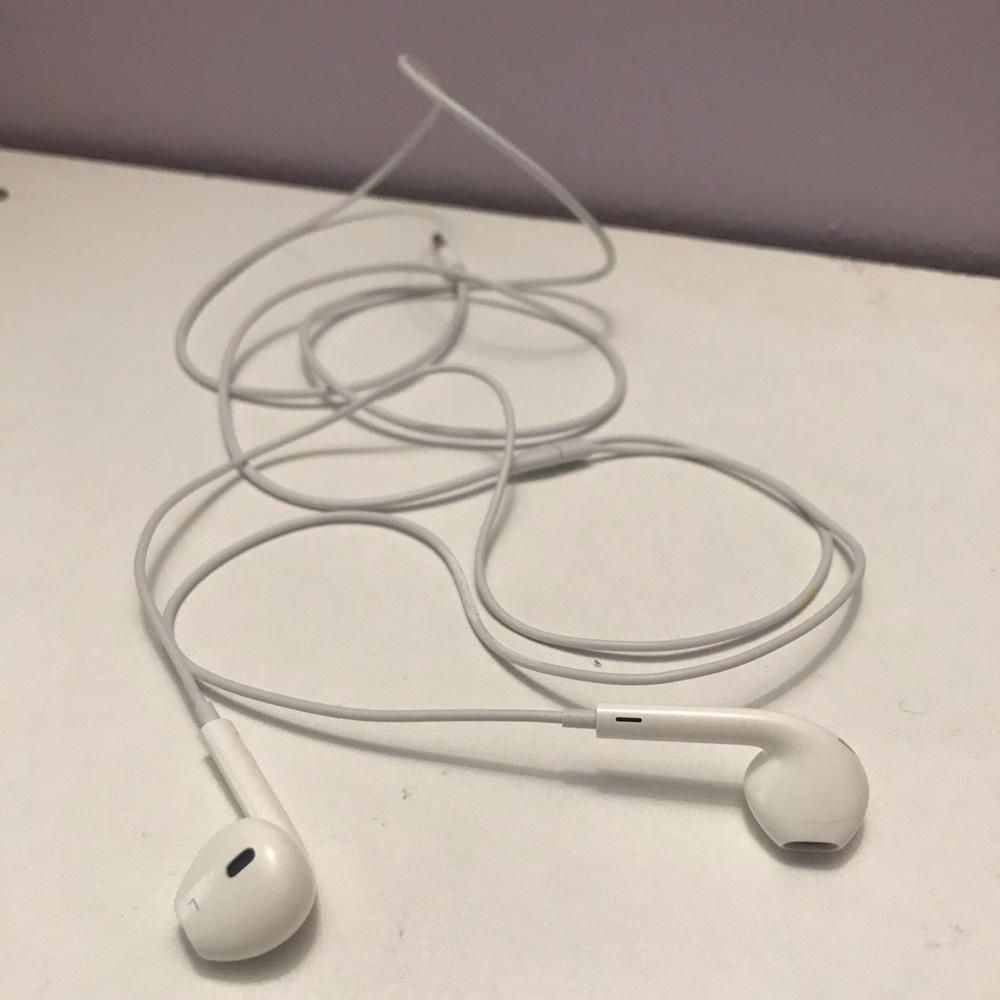 Sold|Apple Earbuds